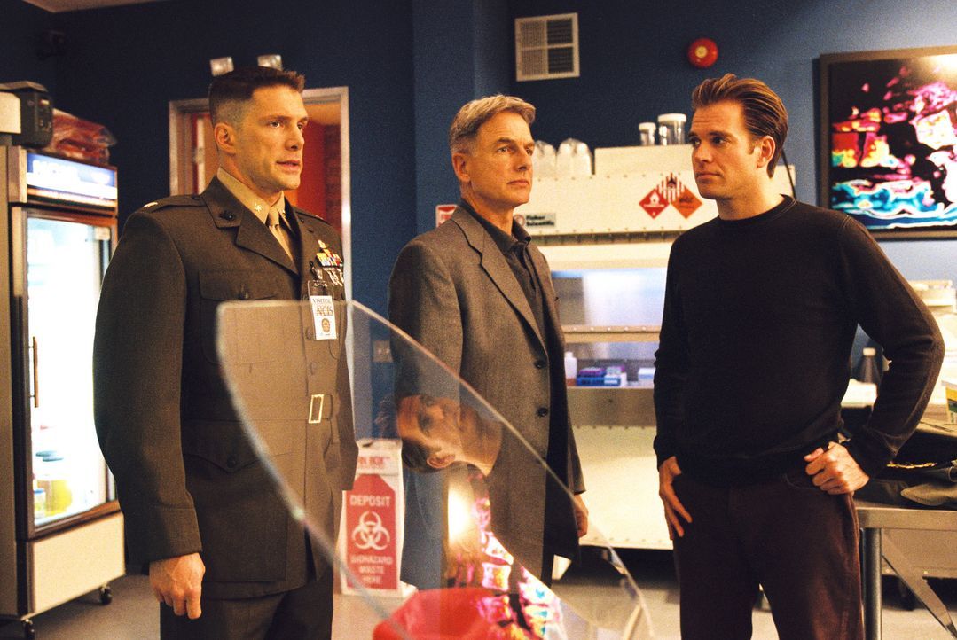 Gibbs (Mark Harmon, M.) und Tony (Michael Weatherly, r.) kommen einem Verbrechen auf die Spur. Ist Major Danny O' Donnell (Jason Brooks, l.) in den... - Bildquelle: CBS Television