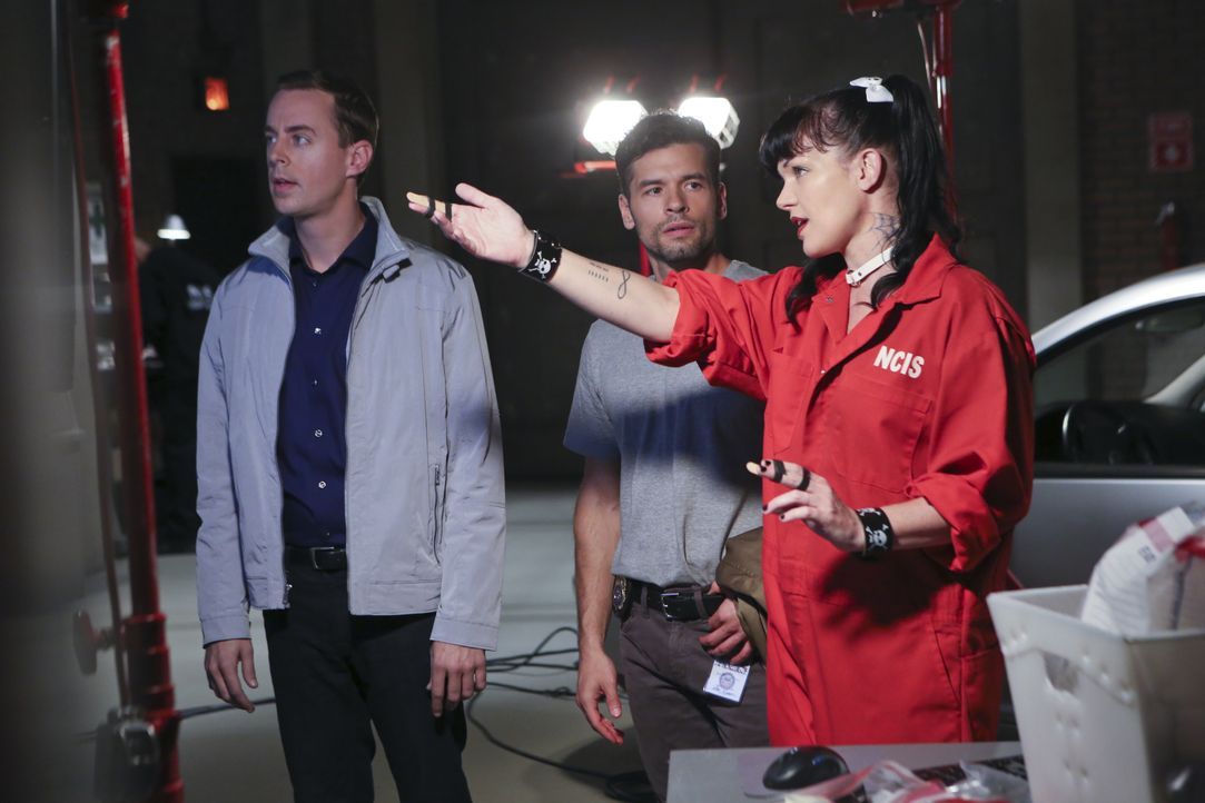 Gemeinsam versuchen sie einen Fall zu lösen: DEA Agent Luis Mitchell (John Gabriel, M.), McGee (Sean Murray, l.) und Abby (Pauley Perrette, r.) ... - Bildquelle: Monty Brinton CBS Television / Monty Brinton
