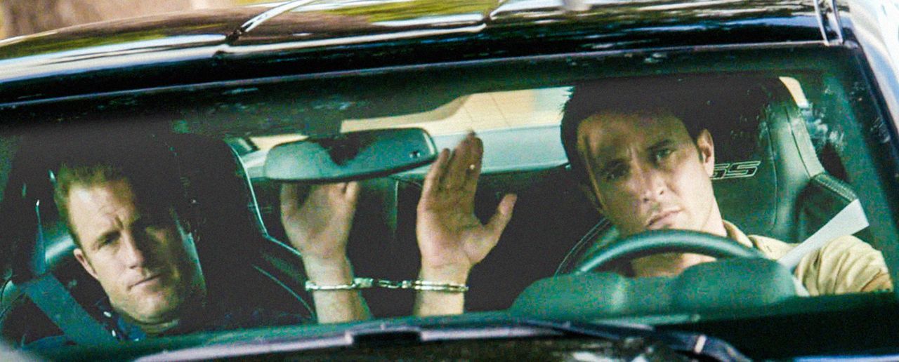Bei einem neuen Fall werden Steve (Alex O'Loughlin, r.) und Danny (Scott Caan, l.) selbst zu Geiseln ... - Bildquelle: 2013 CBS BROADCASTING INC. All Rights Reserved.