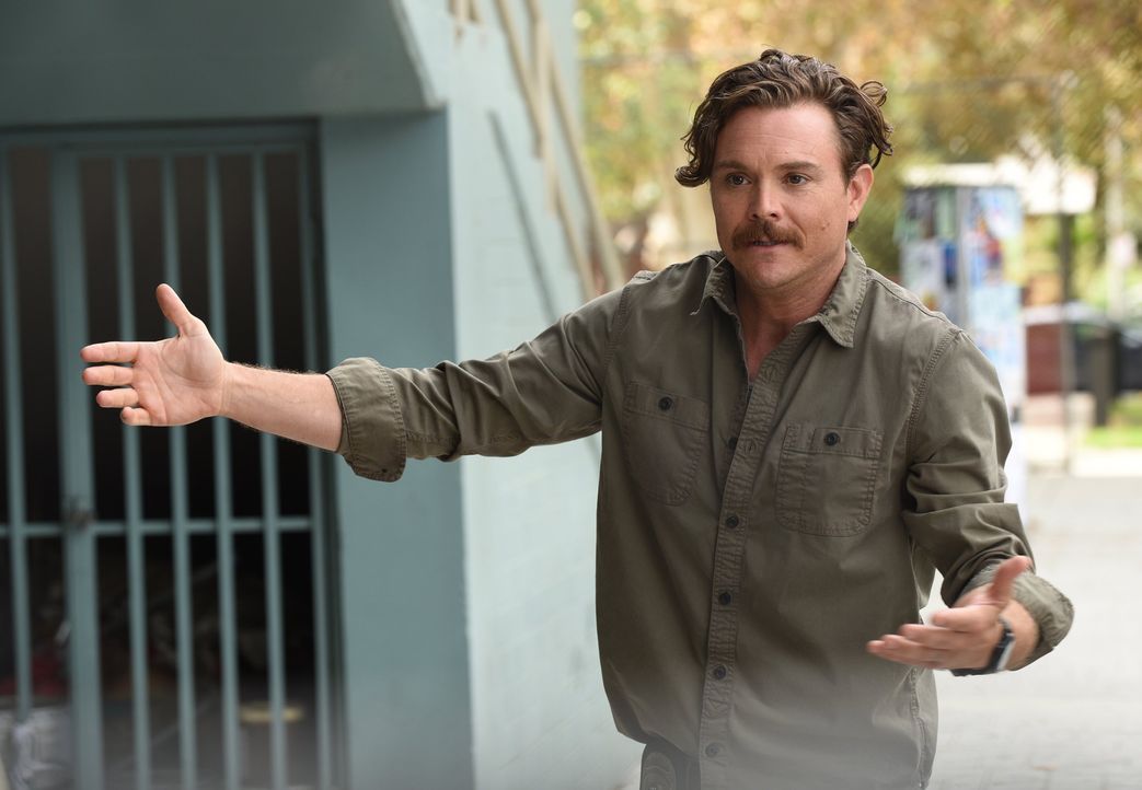Während es Riggs (Clayne Crawford) beruflich mit einem Verschwörungstheoretiker und Elvis-Imitatoren aufnehmen muss, wird es für ihn privat mit Moll... - Bildquelle: Warner Brothers