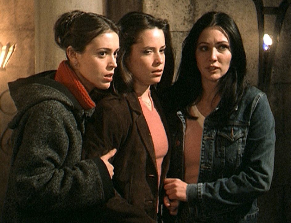Phoebe (Alyssa Milano, l.), Piper (Holly Marie Combs, M.) und Prue (Shannen Doherty, r.) hoffen, einen gefährlichen Dämon unschädlich machen zu könn... - Bildquelle: Paramount Pictures