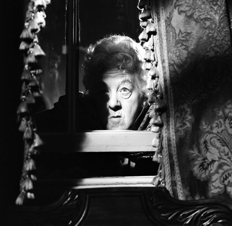 Ein neuer Fall für Miss Marple (Margaret Rutherford): Der schwerreiche Mr. Enderby bricht ausgerechnet vor ihr leblos zusammen. War es Mord? - Bildquelle: Warner Bros.