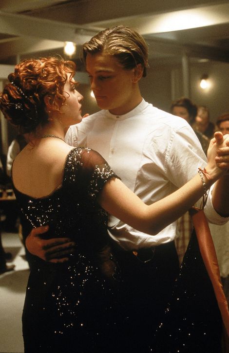 Auf der Jungfernfahrt der Titanic verliebt sich der mittellose Jack (Leonardo DiCaprio, r.) in die wohlhabende Rose (Kate Winslet, l.). Obwohl Kate... - Bildquelle: 20th Century Fox