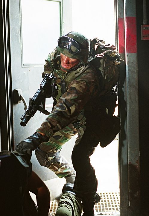 Todbringender Einsatz: Special Force Marinesoldat Sam Decker (Dolph Lundgren) ... - Bildquelle: Nu Image