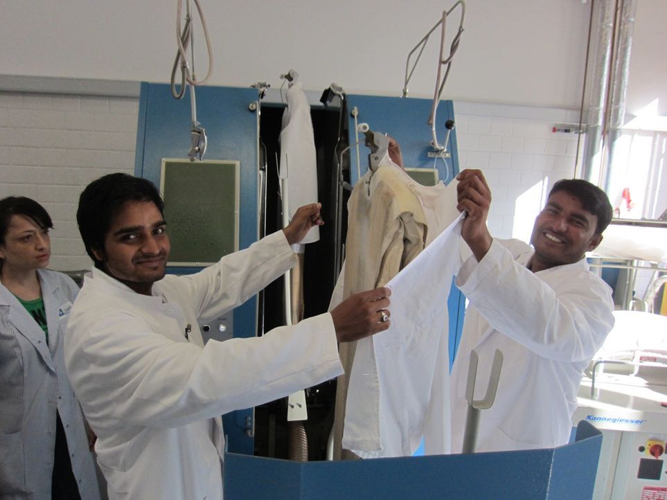 Die indischen Tauschkandidaten Parmod (31) und Suresh (24) sind von der hochtechnisierten Kölner Wäscherei fasziniert. - Bildquelle: kabel eins