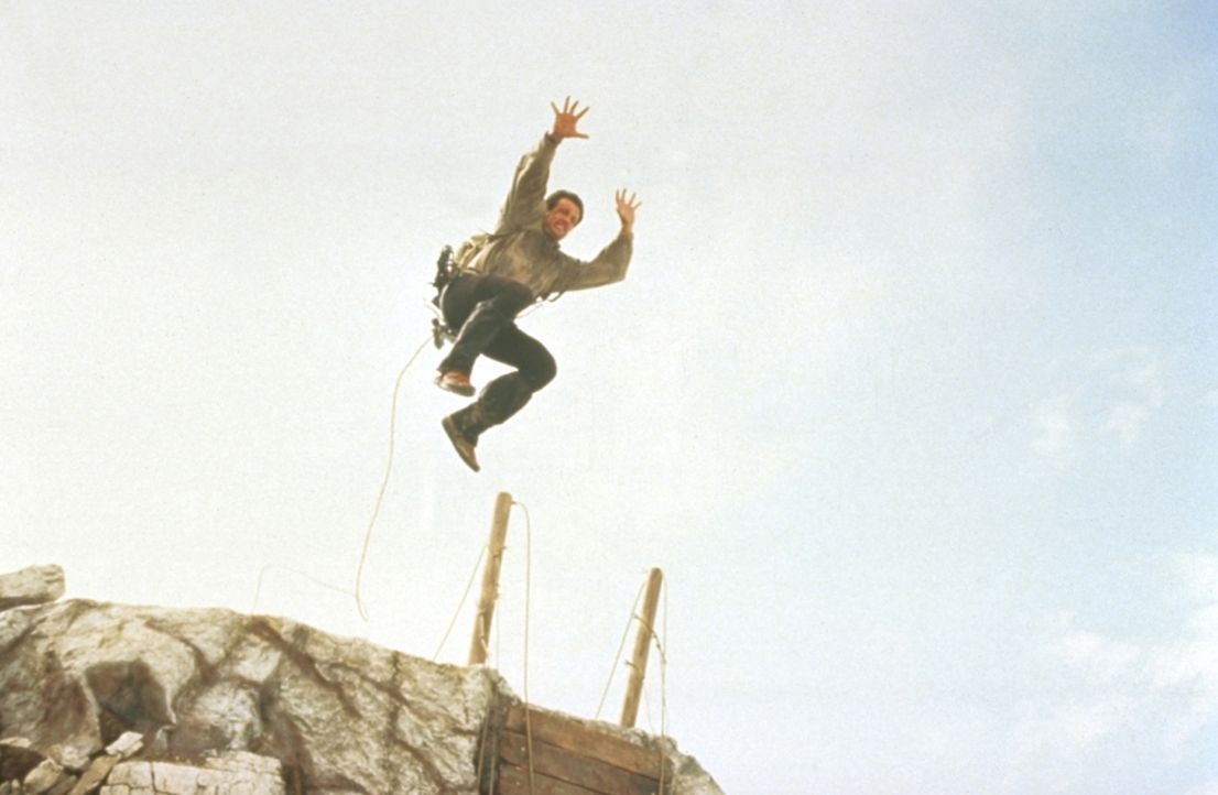Als sich Freeclimb-Spezialist Gabe Walker (Sylvester Stallone) bei der Suche nach Überlebenden eines Flugzeugabsturzes in den Bergen beteiligt, ahnt... - Bildquelle: 1993 Cliffhanger B.V. All Rights Reserved.