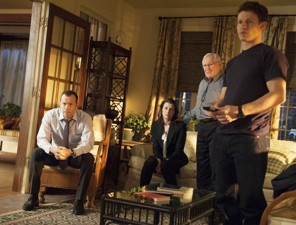 Herumsitzen liegt den Reagans nicht - doch nach dem Anschlag auf Bürgermeister Poole bleibt ihnen nichts anderes übrig: Danny (Donnie Wahlberg, l.)... - Bildquelle: Jojo Whilden 2013 CBS Broadcasting Inc. All Rights Reserved.