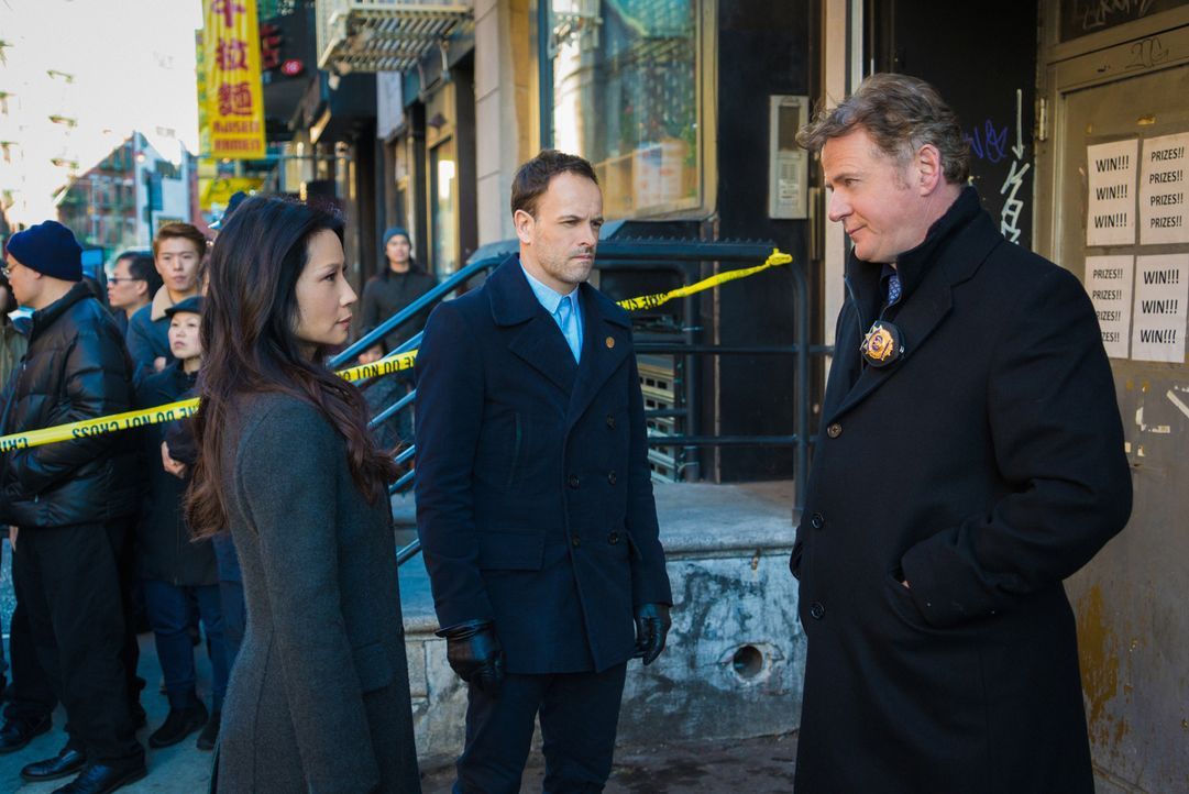 Geben alles, um den Mörder von drei Gangmitglieder in Chinatown zu fassen: Sherlock Holmes (Jonny Lee Miller, M.), Joan Watson (Lucy Liu, l.) und Ca... - Bildquelle: Michael Parmelee 2016 CBS Broadcasting Inc. All Rights Reserved.