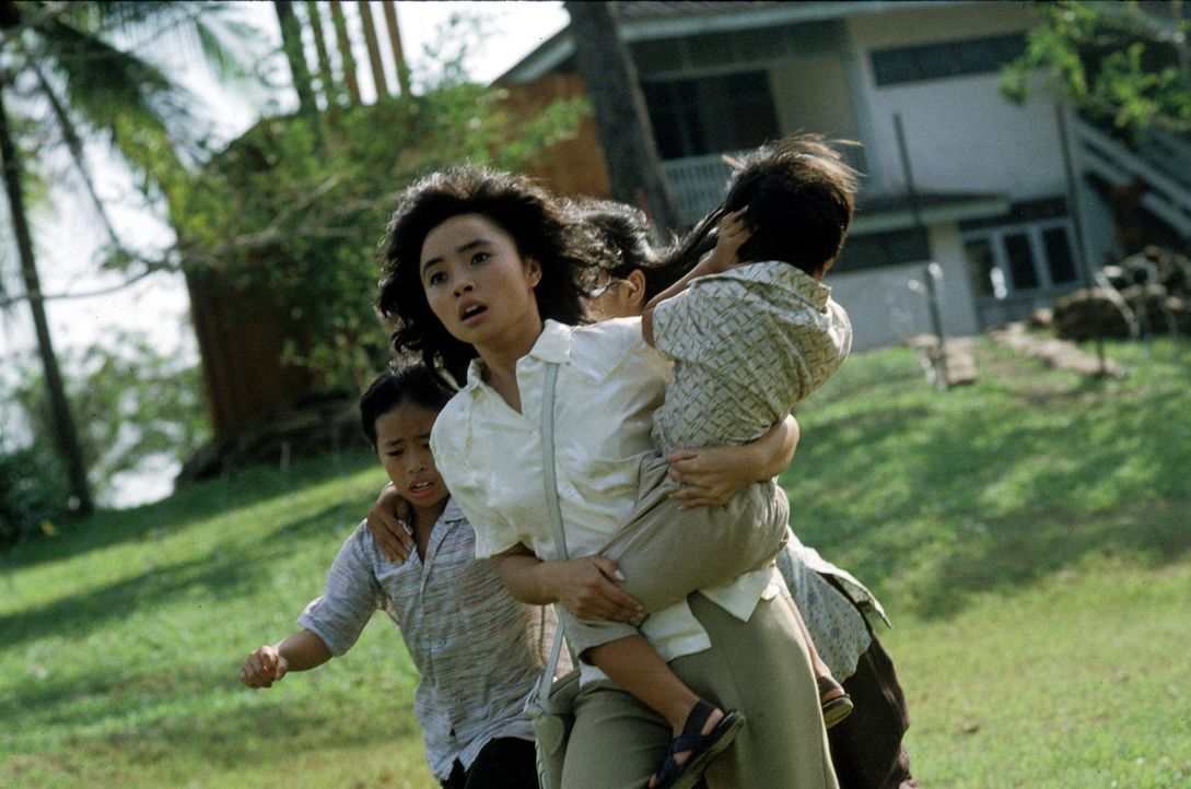 Le Ly (Hiep Thi Le, M.) erlebt den Vietnamkrieg in all seinen grausamen Erscheinungen. Kann sie sich und ihre Familie in Sicherheit bringen? - Bildquelle: Warner Bros.