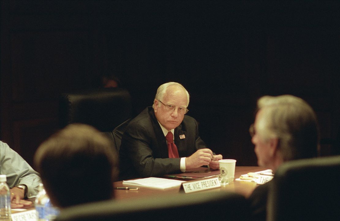 Dick Cheney (Richard Dreyfuss) wurde im Januar 2001 Vizepräsident unter George W. Bush ... - Bildquelle: Sidney Ray Baldwin 2008 Lionsgate Entertainment. All Rights reserved.