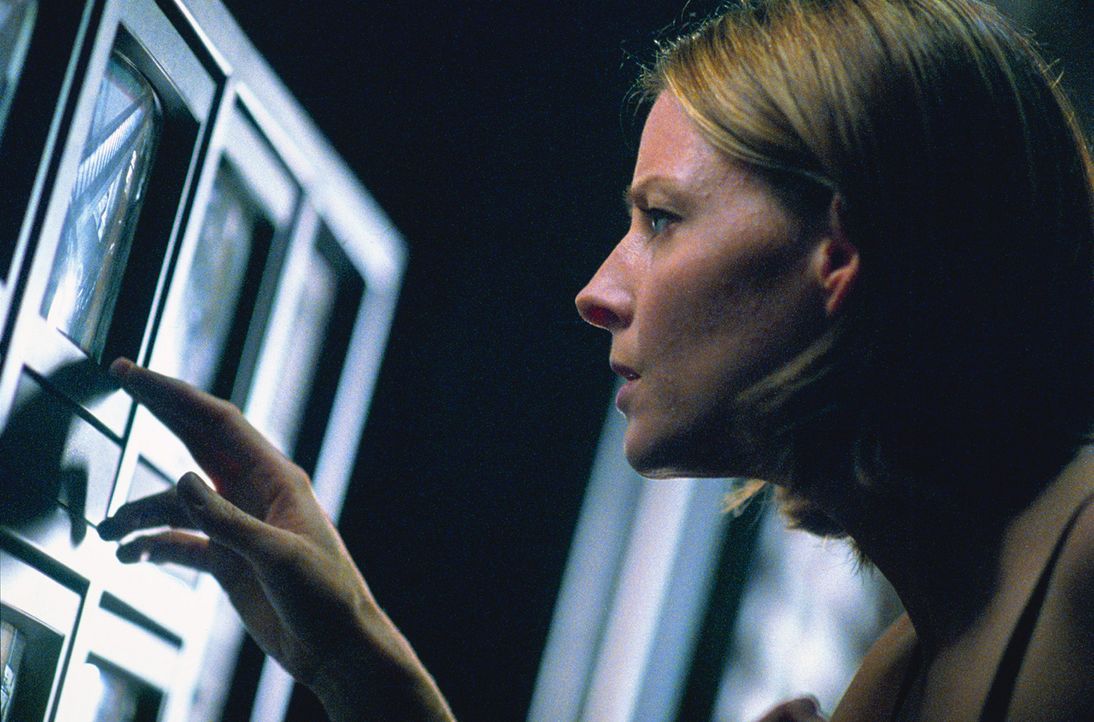 Als sie nachts Geräusche hört, kontrolliert Meg (Jodie Foster) das Haus über die Bildschirme. Da bemerkt sie, dass sie und ihre Tochter offensich... - Bildquelle: 2003 Sony Pictures Television International. All Rights Reserved