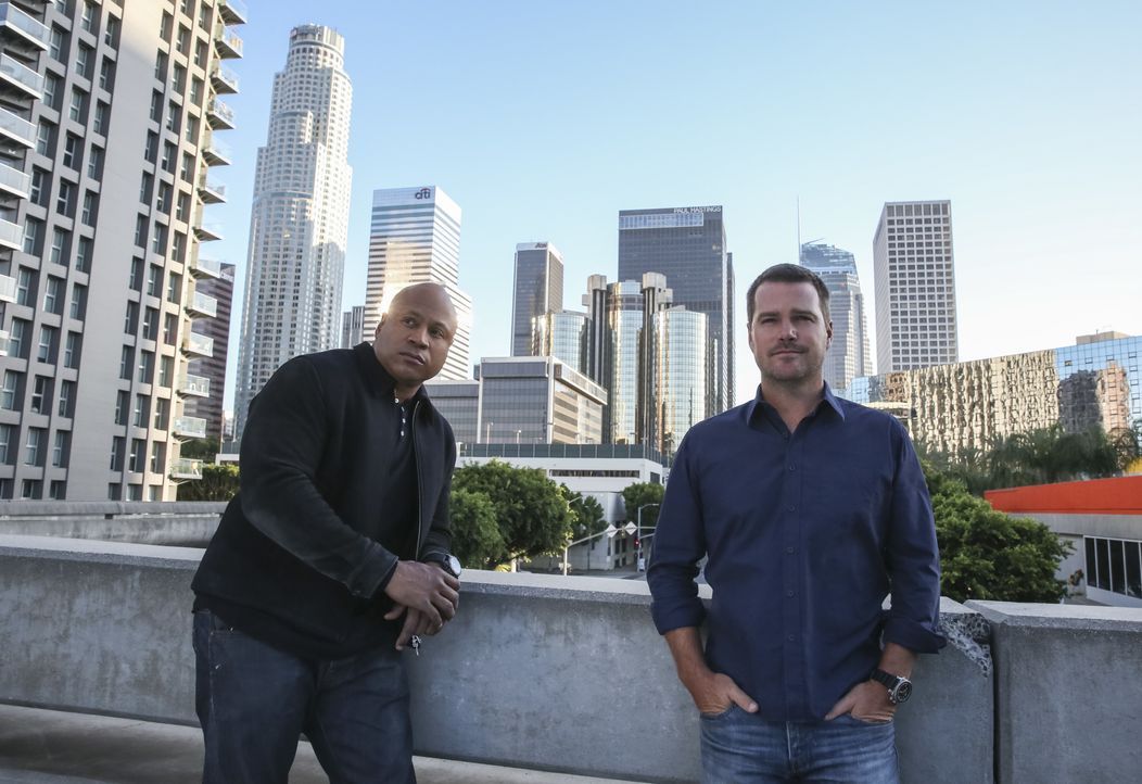 Während es Deeks mit seinem offenbar korrupten Ex-Boss aufnehmen muss, sind Sam (LL Cool J, l.) und Callen (Chris O'Donnell, r.) auf der Suche nach... - Bildquelle: Erik Voake © 2017 CBS Studios Inc. All Rights Reserved. / Erik Voake