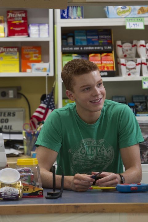 Auch wenn die Beziehung zu Kash mittlerweile vorbei ist, arbeitet Ian (Cameron Monaghan) weiter mit ihm im Supermarkt ... - Bildquelle: 2010 Warner Brothers