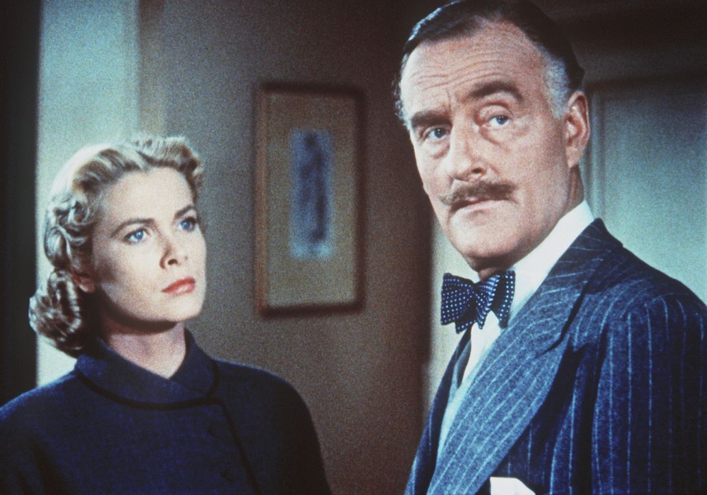 Margot (Grace Kelly, l.) kann nicht fassen, dass Inspektor Hubbard (John Williams, r.) sie tatsächlich des Mordes verdächtigt ... - Bildquelle: Warner Bros.