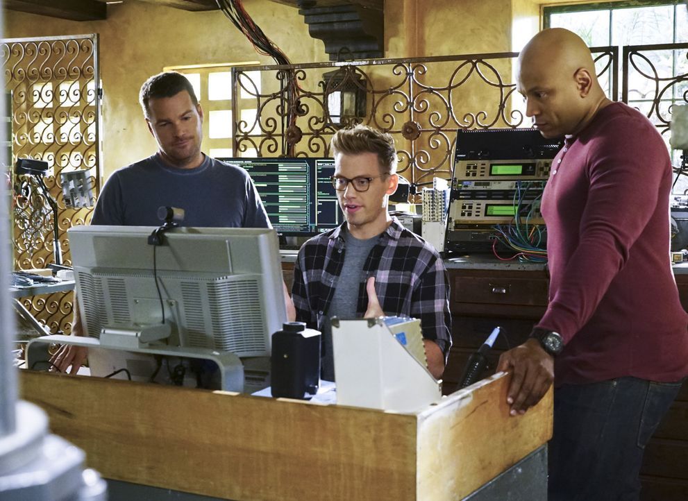 Das NCIS-Team um Eric (Barrett Foa, M.), Callen (Chris O'Donnell, l.) und Sam (LL Cool J, r.) versuchen alles, um ein vermisstes Mädchen zu finden.... - Bildquelle: Richard Cartwright 2015 CBS Broadcasting, Inc. All Rights Reserved.