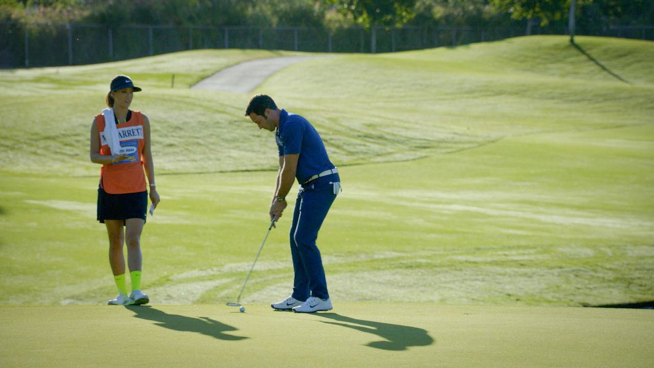 Steve (Alex O'Loughlin, r.) bekommt ganz besonderen Golf-Nachhilfeunterricht von Michelle Wie (Michelle Wie, l.) ... - Bildquelle: 2014 CBS Broadcasting Inc. All Rights Reserved.