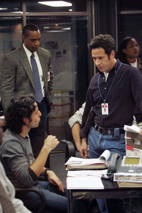 Mit Hilfe von Charlie (David Krumholtz, l.) erhoffen sich Don (Rob Morrow, r.) und David (Alimi Ballard, M.), einen neuen Fall lösen zu können ... - Bildquelle: Paramount Network Television