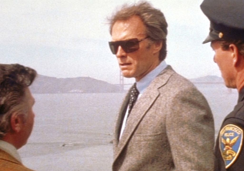 Harry Callahan (Clint Eastwood, M.) wird in die Kleinstadt San Paolo strafversetzt ... - Bildquelle: Warner Bros.