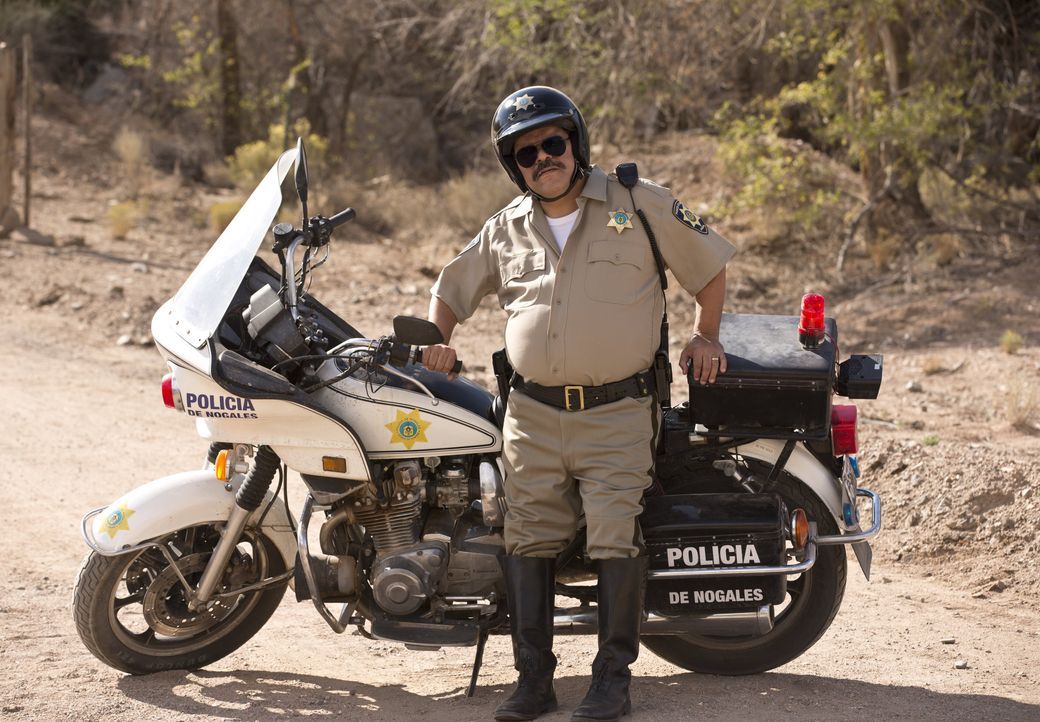 Weiß genau, wen er erpressen kann: ein notgeiler mexikanischer Polizist (Luis Guzman) ... - Bildquelle: © 2013 Warner Brothers. All rights reserved.