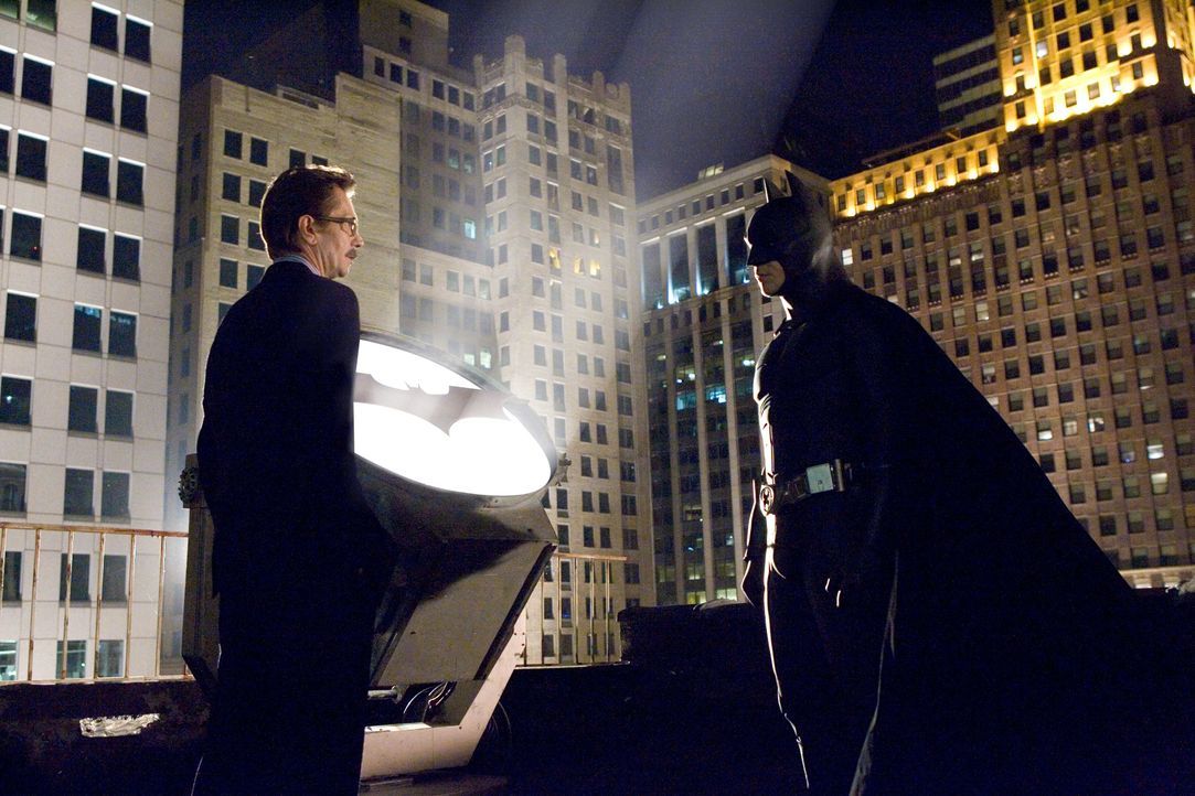 Der Cop Jim Gordon (Gary Oldman, l.) will mit Batman (Christian Bale, r.) kooperieren, doch kann die Fledermaus ihm vertrauen? - Bildquelle: © 2005 Warner Brothers