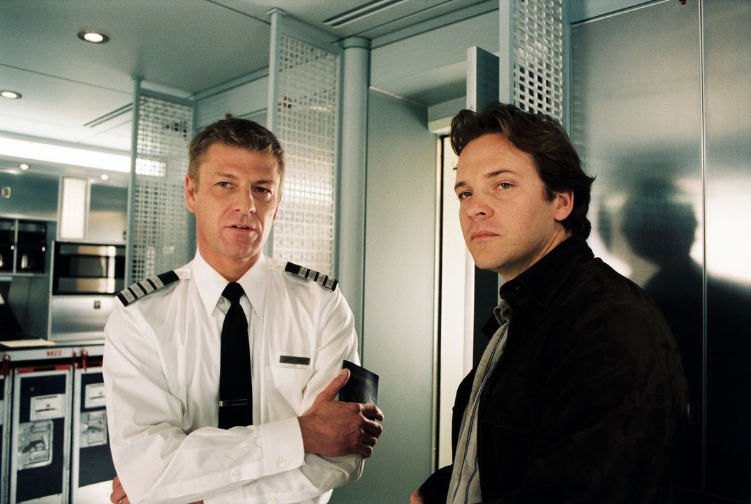 Der Pilot Rich (Sean Bean, l.) und der Flugsicherheitschef Carson (Peter Sarsgaard, r.) befürchten, dass Kyle die Sicherheit der anderen Passagiere... - Bildquelle: Touchstone Pictures.  All rights reserved