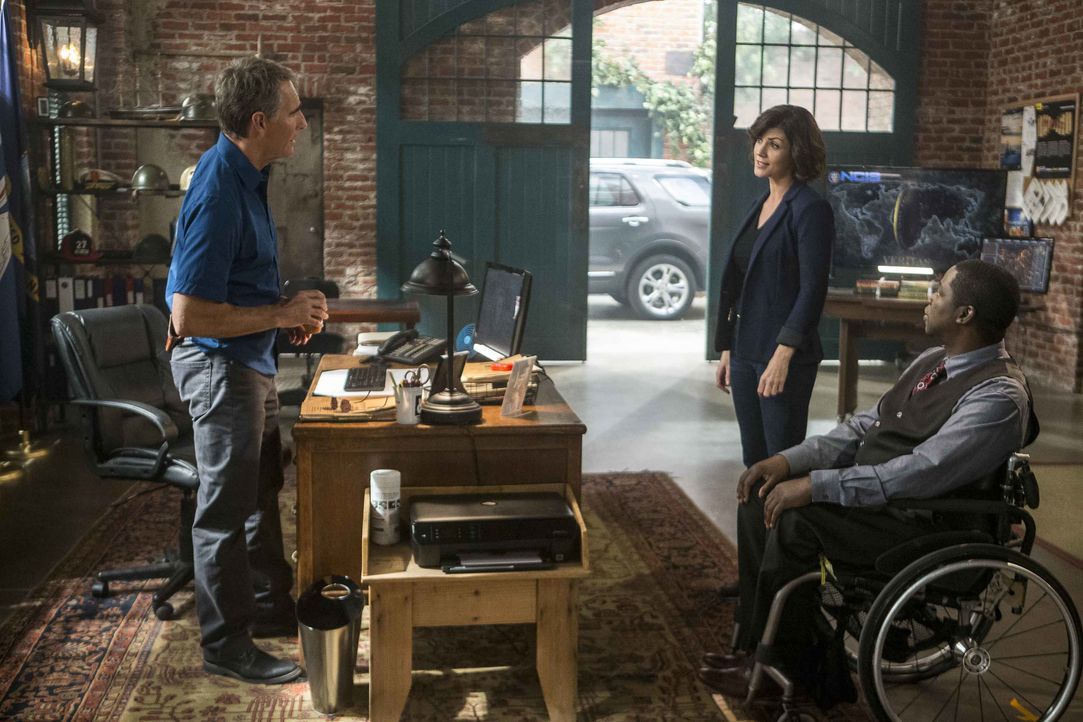 Pride (Scott Bakula, l.), Brody (Zoe McLellan, 2.v.r.), Plame (Daryl Mitchell, r.) und der Rest des Teams untersuchen den Mord an einem Navy-Taucher... - Bildquelle: Skip Bolen 2016 CBS Broadcasting, Inc. All Rights Reserved / Skip Bolen