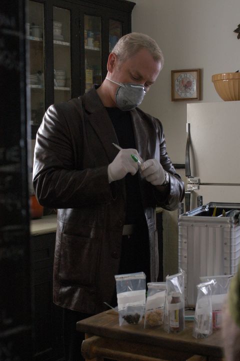Um einen neuen medizinischen Fall zu lösen, muss Connor (Neal McDonough) einige Tests durchführen .. - Bildquelle: CBS Television