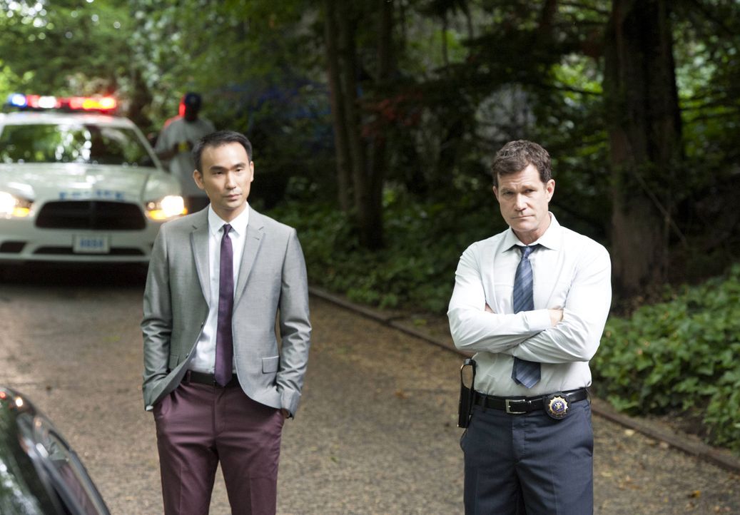 Müssen herausfinden, wer ein elfjähriges Mädchen entführt hat und ihren Aufenthaltsort: Al Burns (Dylan Walsh, r.) und Jay Lee (James Hiroyuki Liao,... - Bildquelle: Jojo Whilden 2013 Sony Pictures Television Inc. All Rights Reserved.
