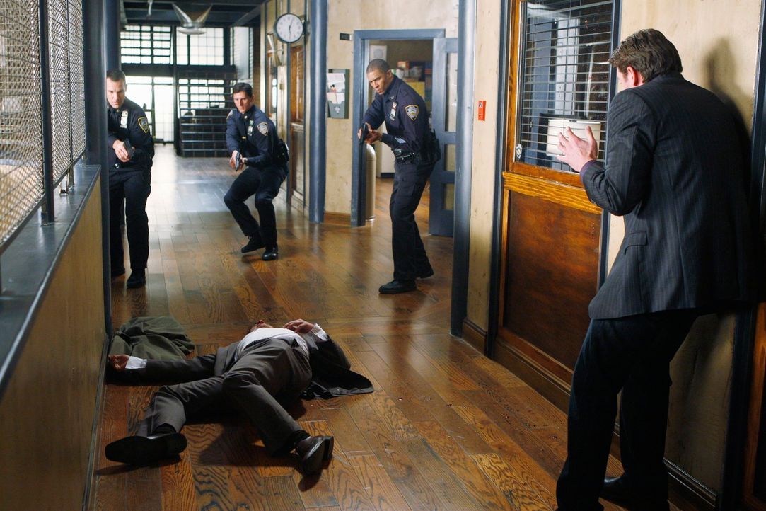 Auf dem Polizeipräsidium: Dick (Jay R. Ferguson, l.) wurde erschossen, da er drauf und dran war Castle (Nathan Fillion, r.), zu erschießen... - Bildquelle: ABC Studios