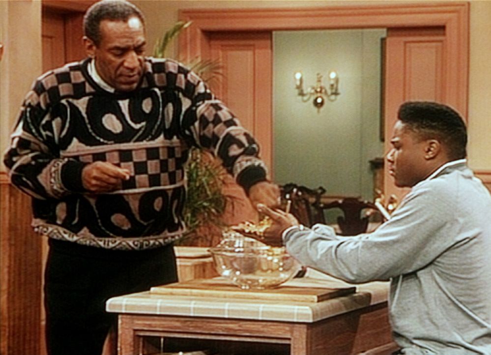 Mit einer Art Voodoo-Zeremonie bringt Cliff (Bill Cosby, l.) seinen Sohn Theo (Malcolm-Jamal Warner, r.) zu der schlichten Erkenntnis, dass er sich... - Bildquelle: Viacom