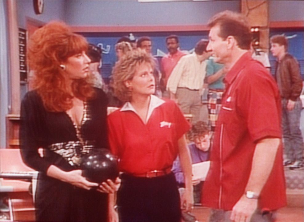 Al (Ed O'Neill, r.) passt es gar nicht, dass Peggy (Katey Sagal, l.) und Marcy (Amanda Bearse, M.) beim Bowling eine Glückssträhne haben. - Bildquelle: Columbia Pictures