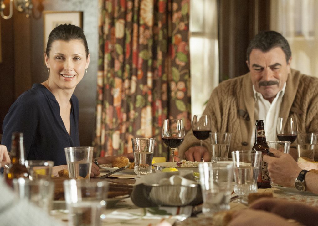 Einer Meinung sind Erin (Bridget Moynahan, l.) und Frank (Tom Selleck, r.) nicht. Dennoch müssen Vater und Tochter zusammenhalten - sei es nur, um d... - Bildquelle: Jojo Whilden 2013 CBS Broadcasting Inc. All Rights Reserved.
