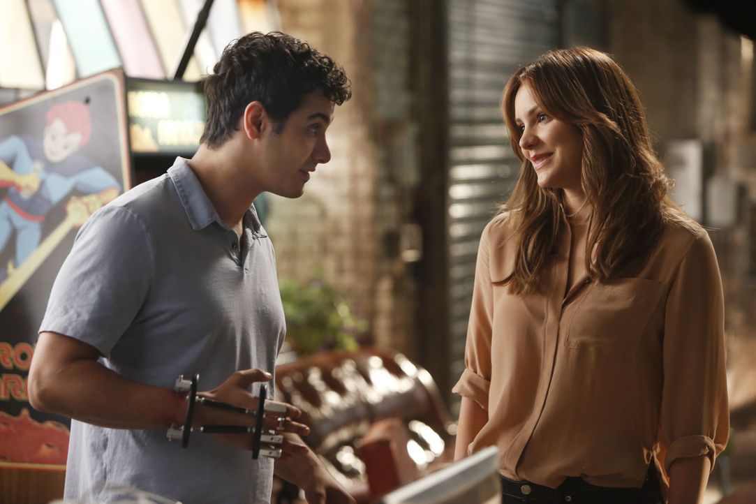 Eine Offenbarung von Paige (Katharine McPhee, r.) lässt Walter (Elyes Gabel, l.) daran zweifeln, ob er und Paige je mehr als gute Freunde sein könne... - Bildquelle: Monty Brinton 2015 CBS Broadcasting, Inc. All Rights Reserved.