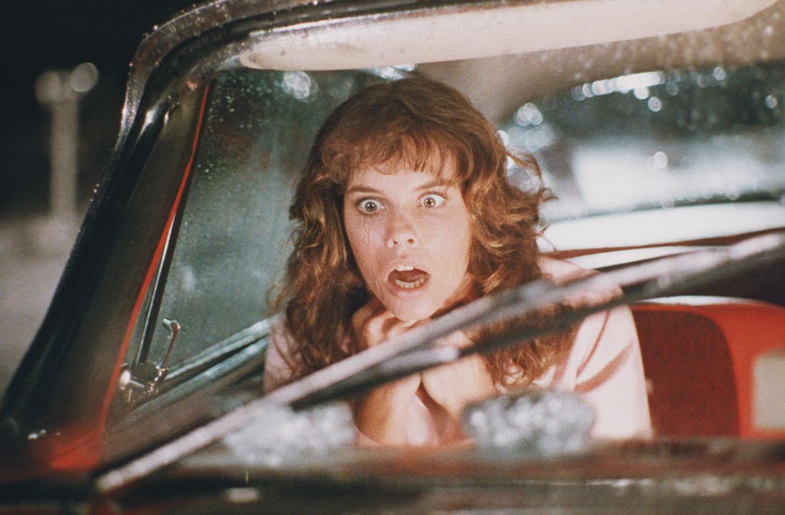 Leigh Cabot (Alexandra Paul), das begehrteste Mädchen der Schule, kann nicht glauben, was mit dem Wagen 'Christine' vor sich geht ... - Bildquelle: © Columbia Pictures