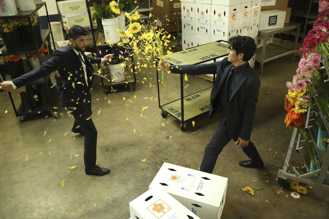Im Kampf gegen das Böse: Lee (Jon Foo, r.) ... - Bildquelle: Warner Brothers