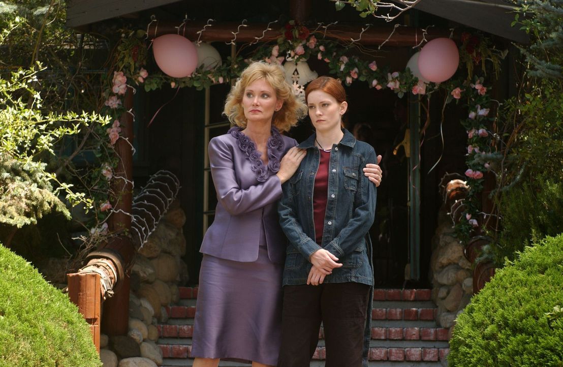 Lorraine Loomis (DeLane Matthews, l.) versucht, Gwen (Jamie Brown, r.) zu beruhigen. - Bildquelle: Warner Bros. Television