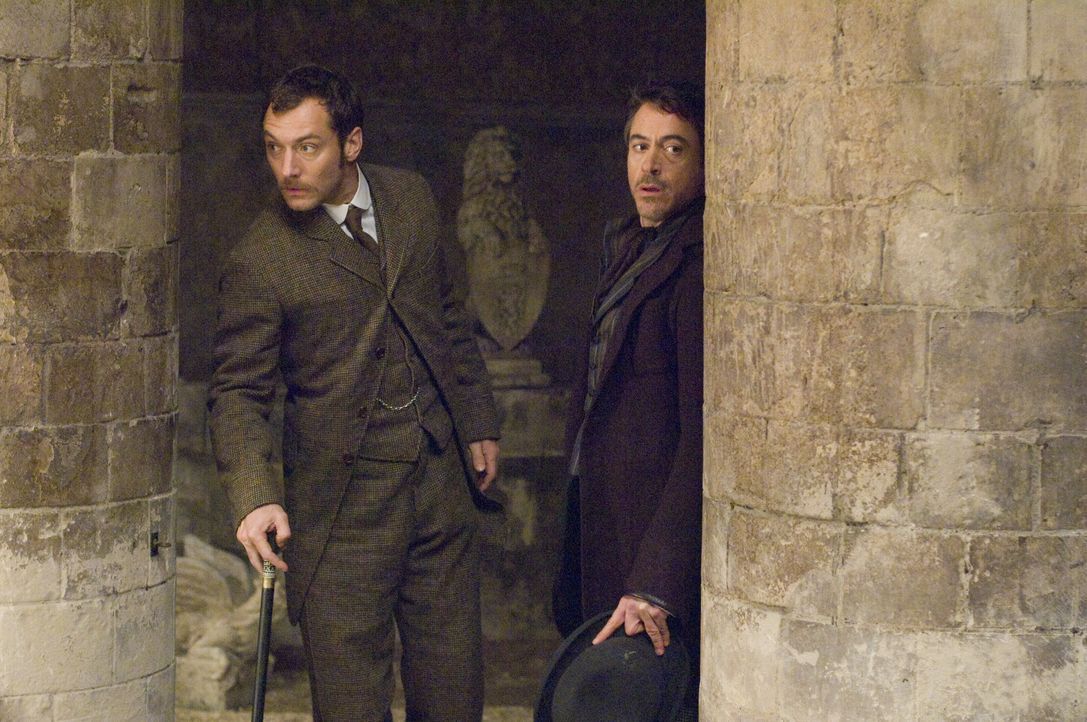 Kaum haben Holmes (Robert Downey Jr., r.) und sein Gehilfe Dr. Watson (Jude Law, l.) den Schwerverbrecher Lord Blackwood an den Galgen gebracht, da... - Bildquelle: © Warner Brothers