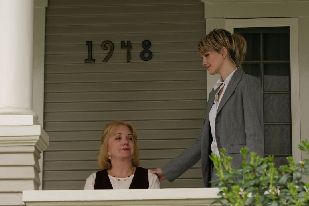 Die Wahrheit ist nicht leicht zu ertragen: Det. Lilly Rush (Kathryn Morris, r.) versucht, Carol (Lee Garlington, l.) zu beruhigen ... - Bildquelle: Warner Bros. Television