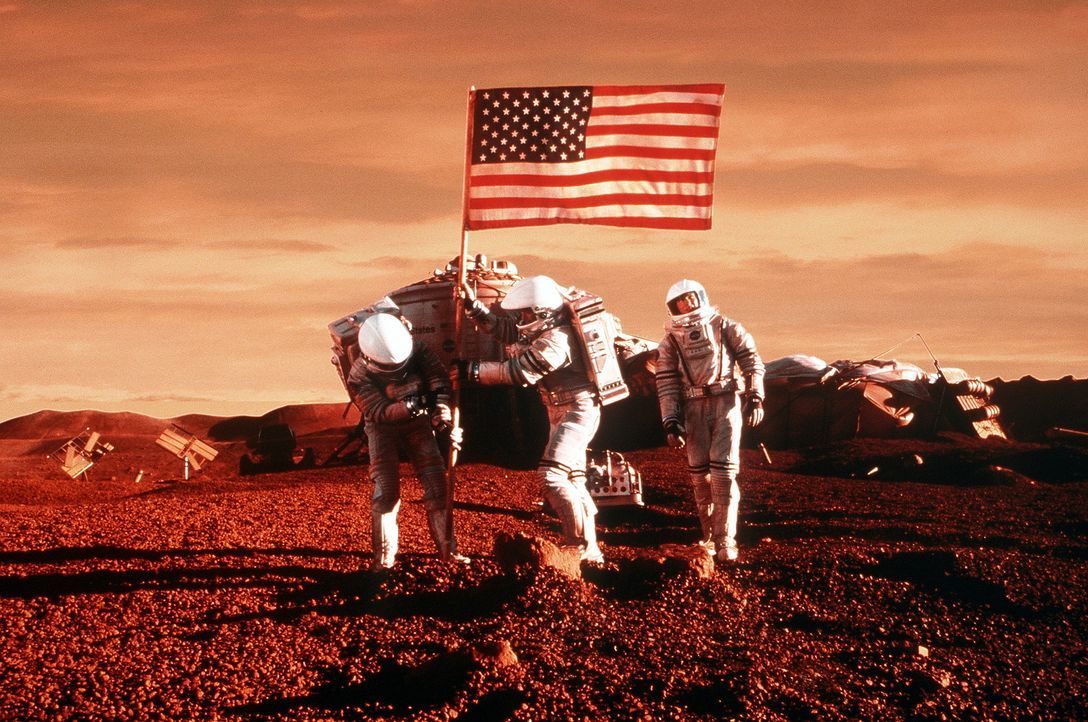 Nach vielen Mühen und Strapazen auf dem Mars angekommen, nehmen Jim (Gary Sinise, M.), Terri (Connie Nielsen, r.) und Phil (Jerry O'Connell, l.) de... - Bildquelle: Touchstone Pictures
