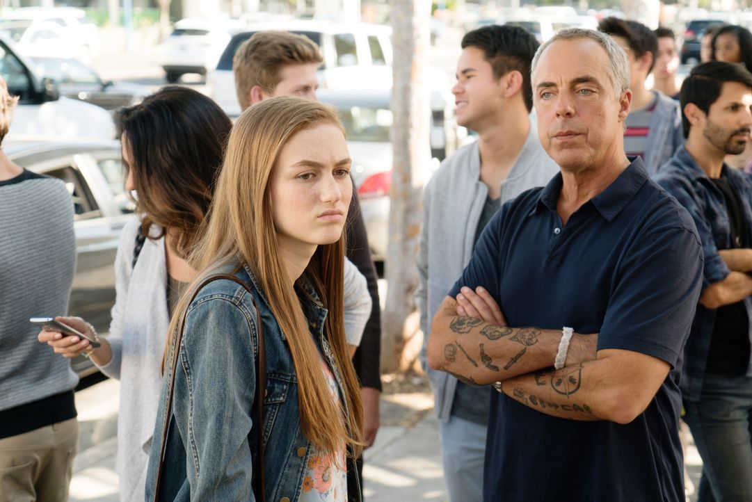 Maddie Bosch (Madison Lintz, l.); Harry Bosch (Titus Welliver, r.) - Bildquelle: Aaron Epstein © Amazon.com, Inc. and Fabrik Entertainment, Inc / Aaron Epstein