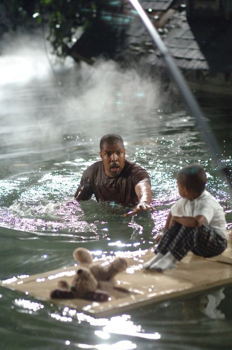 Rückblende: Aaron (Eriq La Salle, l.) und Jaden (Tylen Jacob Williams, r.) versuchen sich aus den Fluten zu retten ... - Bildquelle: Warner Bros. Entertainment Inc.