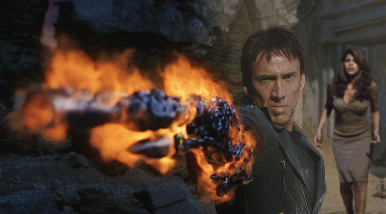 Um seine Jugendliebe (Eva Mendes, r.) und seine Seele zurückerobern zu können, geht der Ghost Rider (Nicolas Cage, l.) über Leichen ... - Bildquelle: 2007 CPT Holdings, Inc. All Rights Reserved. (Sony Pictures Television International)