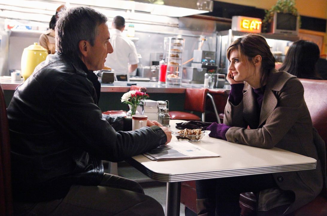 Kate (Stana Katic, r.) erzählt ihrem Vater Jim (Scott Paulin, l.), dass sie eine neue Spur des Mörders ihrer Mutter verfolgt... - Bildquelle: ABC Studios