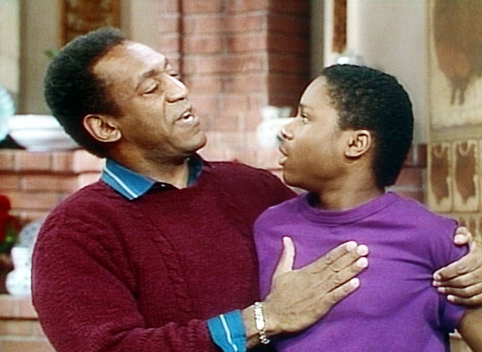 Cliff (Bill Cosby, l.) erteilt seinem Sohn Theo (Malcolm-Jamal Warner, r.) väterliche Ratschläge, die allerdings mit Skepsis aufgenommen werden. - Bildquelle: Viacom