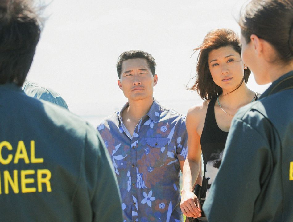 Zivilisten wurden von einer bewaffneten Drohne angegriffen. Chin (Daniel Dae Kim, 2.v.l.), Kono (Grace Park, 2.v.r.), Max (Masi Oka, l.) und Mindy (... - Bildquelle: 2014 CBS Broadcasting Inc. All Rights Reserved.
