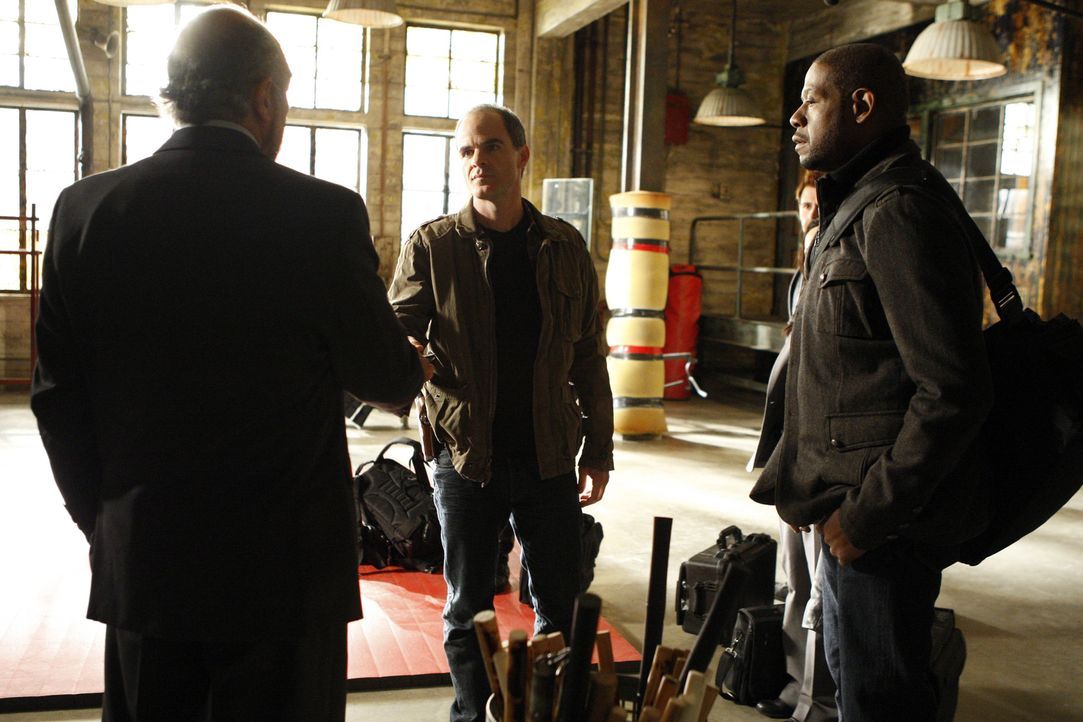 Wird das Team um Sam (Forest Whitaker, r.) und John (Michael Kelly, M.), ihren Chef Jack Fickler (Richard Schiff, l.) mit der Aufklärung ihres Falle... - Bildquelle: ABC Studios