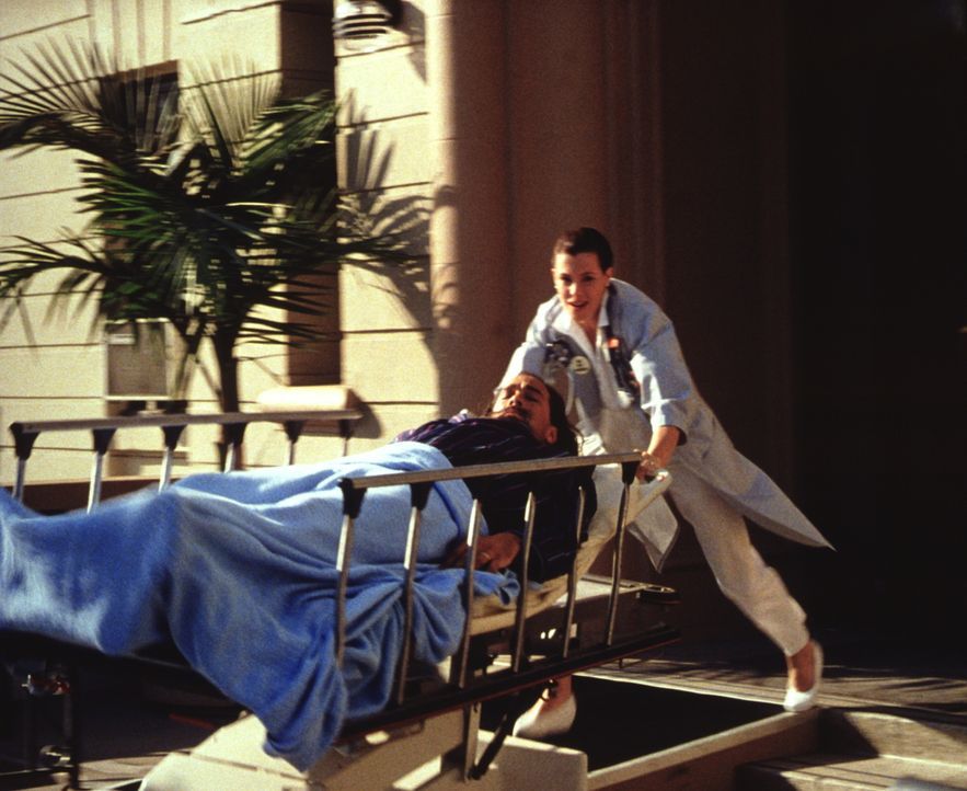 Bevor Mason (Steven Seagal, l.) zusammen mit seiner attraktiven Krankenschwester Andy Stewart (Kelly LeBrock, r.) glücklich werden kann, müssen die... - Bildquelle: Warner Bros.