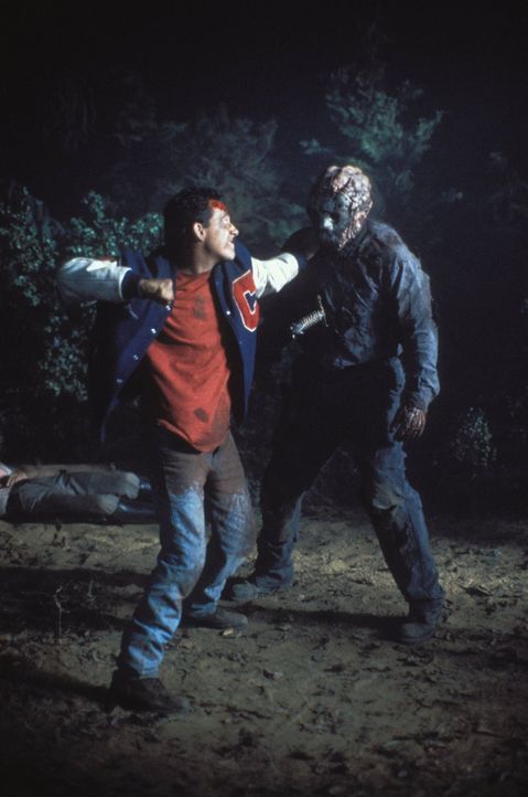 Zäher Gegner: Steven Freeman (John D. LeMay, l.) versucht, Jason Voorhees (Kane Hodder, r.) zu töten. Doch der verrückte Serienkiller ist hart im Ne... - Bildquelle: Warner Bros.