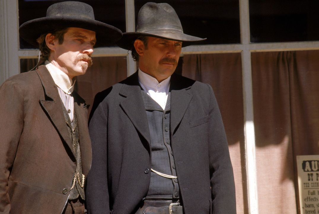 Wyatt Earp (Kevin Costner, r.) und Doc Holiday (Dennis Quaid, l.) sagen der Gesetzlosigkeit des Wilden Westens den Kampf an ... - Bildquelle: Warner Bros.