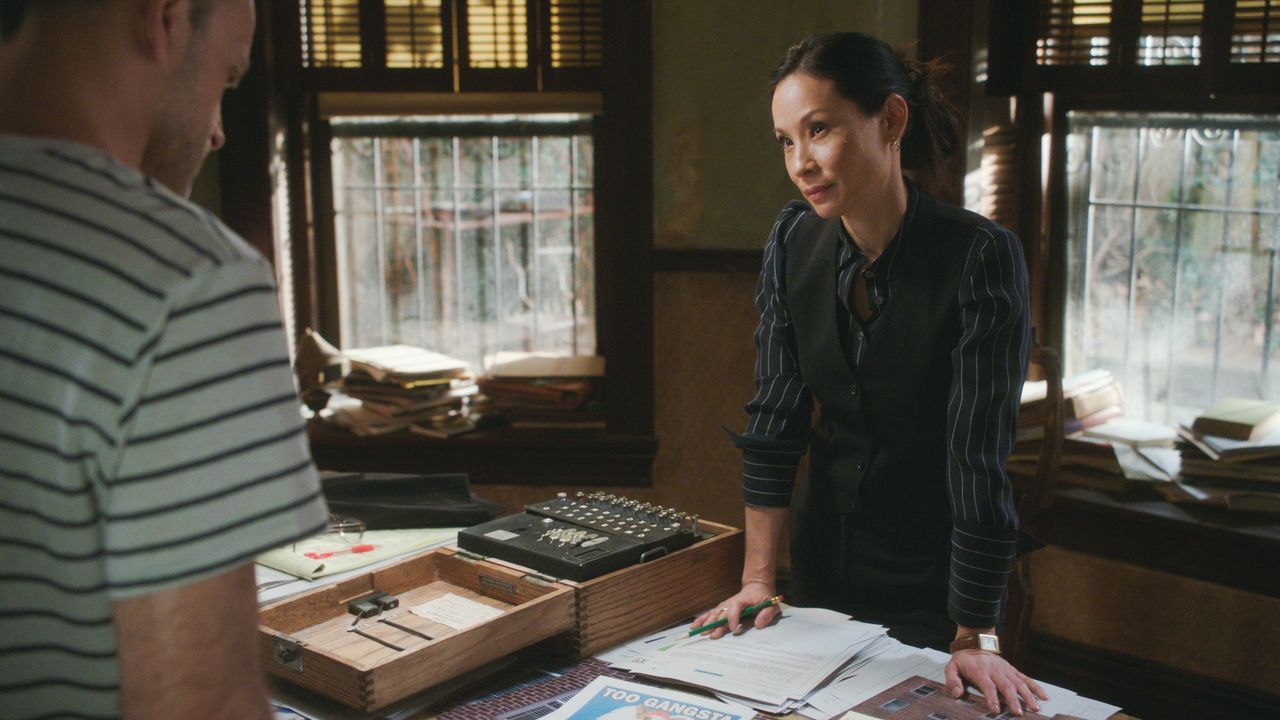 Während Watson (Lucy Liu) zusammen mit Holmes versucht, den Mörder zu finden, ahnt sie nicht, dass sie schon bald ins Visier einer tödlichen Gang ge... - Bildquelle: 2017 CBS Broadcasting, Inc. All Rights Reserved.